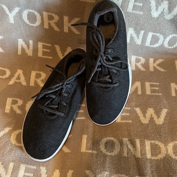 Women’s Wool Runner Allbirds in Dark Grey - Picture 3 of 8